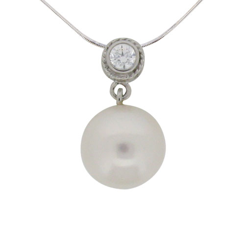 classic pearl pendant with small brilliant cut diamond