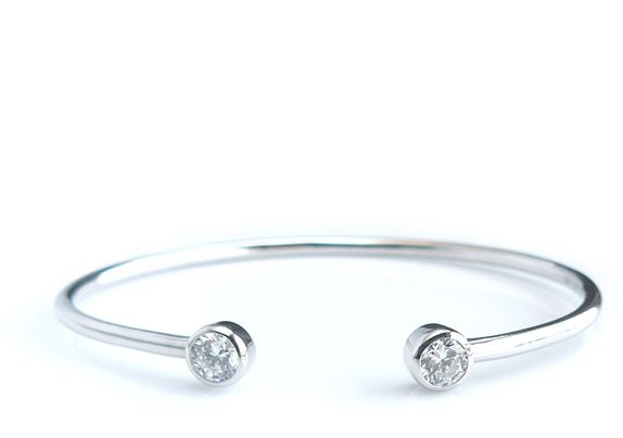 Cuff bangle with 1 carat (5.25mm) Diamond simulant in bezel set, thickness 2-3mm, inner diameter 60 mm in silver